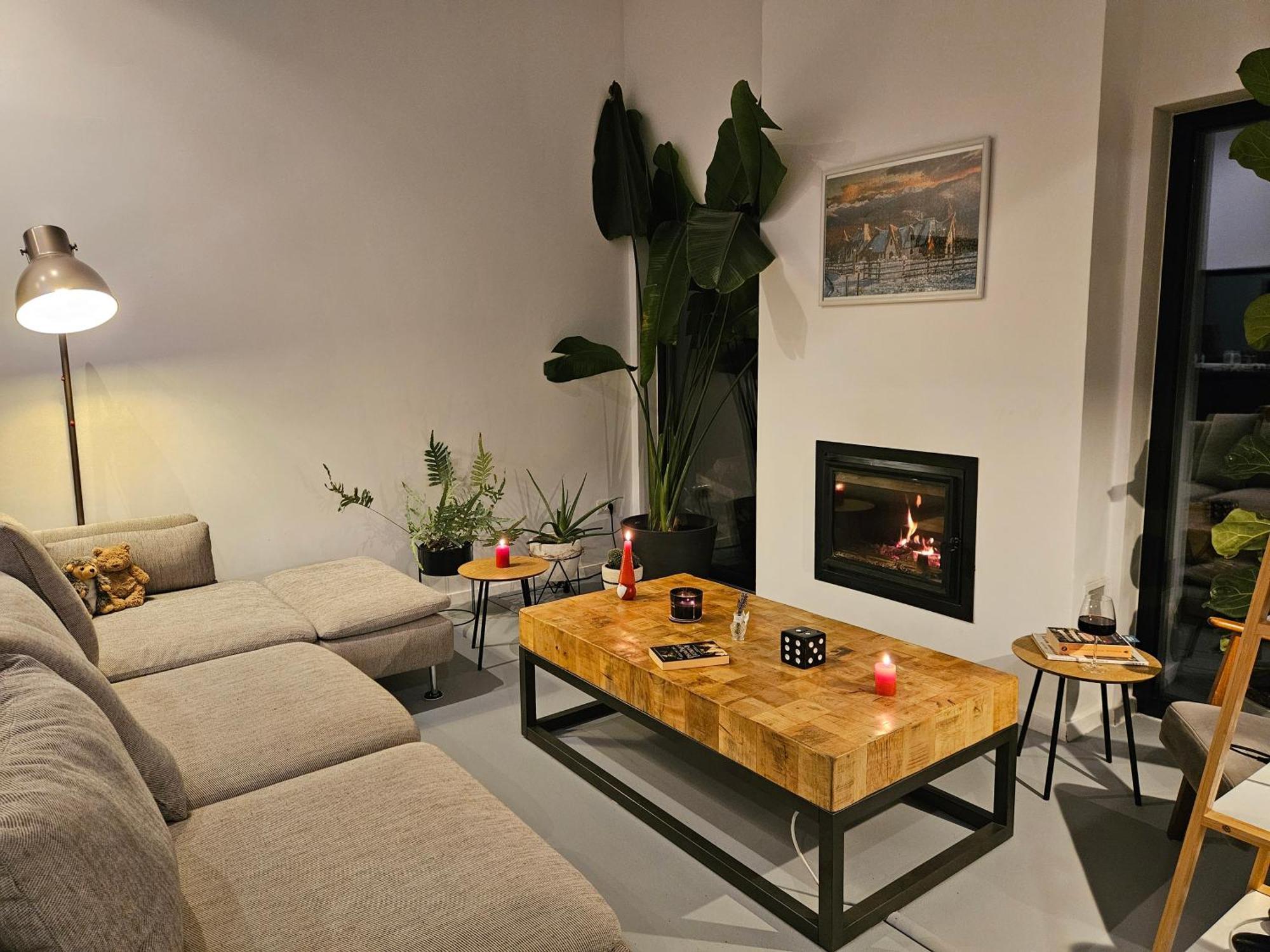 Black Walnut House With Indoor Outdoor Fireplace Izvoarele  Ngoại thất bức ảnh